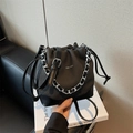 Bolso tipo cubo de moda con cordón en negro y gris oscuro con cadena metálica y logo - Negro