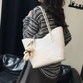 Grand sac cabas blanc en cuir grainé avec pendentif ours en peluche et bandoulière - Blanc