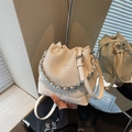 Bolso saco blanco con cordón, textura de rayas y detalle de correa de cadena - Blanco Roto