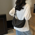 Minimalistische schwarze Halbmond-Hobo-Schultertasche mit verstellbarem Gurt und Logo - Schwarz