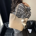 Grand sac cabas beige en cuir grainé avec un porte-clé mignon en forme d'ours blanc - Kaki