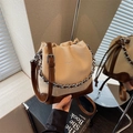 Bolso tipo cubo de paja beige y cuero marrón con asa de cadena plateada de moda - Blanco crema con marrón