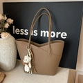 Sac fourre-tout en cuir marron avec design en V et charmant pendentif ours - Marron
