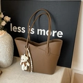 Sac fourre-tout marron rétro avec texture cuir grainé et pendentif ours - Marron