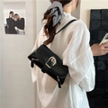 Bolso de hombro minimalista en piel sintética negra con hebilla de metal plateado - Negro