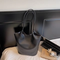 Minimalistische schwarze Shopper-Tasche mit Litschitextur und schmalen Schultergurten - Schwarz