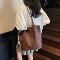 Minimalistische große dunkelbraune Tragetasche aus strukturiertem Leder mit langen Trägern - Kaffeebraun