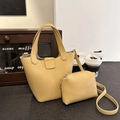 Borsa a secchiello giallo senape in pelle motivo lychee con pochette coordinata - Giallo