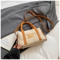 Beigefarbene Boston-Tasche mit braunem Besatz und Bärenstickerei auf weißem Bettzeug - Ohne Anhänger / Matt Weiß