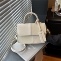 Stijlvolle beige crossbodytas met afneembare riem en modieus decoratief label - Broken Wit