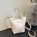 Elegante borsa a secchiello in pelle beige con trama litchi e tracolla rimovibile - Bianco Sporco