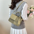 Olijfgroene crossbodytas voor dames met gemengde texturen en modehanger - Groen