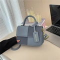 Sac bandoulière en cuir bleu clair et denim foncé avec détails en métal doré - Bleu