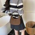 Bolso media luna de ante marrón oscuro con cadena dorada y asa superior - Marrón