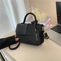 Sac à bandoulière noir en cuir PU avec texture contrastée et boucle dorée élégante - Noir
