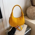 Bolso hobo amarillo brillante en forma de medialuna con cadena y textura mate - Amarillo