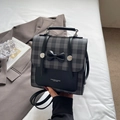 Sac à dos à carreaux gris avec nœud, finitions en cuir noir et détails métalliques - Noir