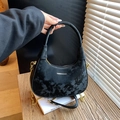 Elegante bolso de media luna en terciopelo negro con cadena dorada y asa - Negro