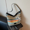 Bolso cubo tejido a rayas coloridas con correa de cuero y amuleto de estrella de verano - Con Colgante / Negro