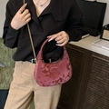 Sac hobo en velours bordeaux avec bandoulière chaîne dorée et lettrage doré chic - Rouge