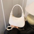Sac bandoulière blanc demi-lune en cuir mat avec chaîne dorée et lettrage fashion - Blanc