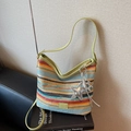 Bolso tipo cubo tejido a rayas coloridas con correa verde y colgante de estrella - Con Colgante / Verde
