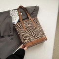 Sac cabas motif zèbre avec bordure en cuir marron et grande contenance - Imprimé Zèbre Sans Charme