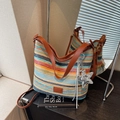 Bolso saco de punto con rayas de colores, asas de cuero marrón y colgante estrella - Con Colgante / Marrón