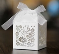 Detail der weißen Gastgeschenkbox mit Bären-Hohlmuster und weißer Organza-Schleife - Weiß
