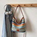 Bolso saco de tejido con rayas coloridas en tonos vibrantes azul amarillo y rojo - Sin colgante / Marrón