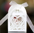 Scatola di caramelle Love bianca intagliata al laser con motivi floreali e fiocco di nastro - Bianco