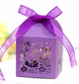 Detail der lila Geschenkschachtel mit Blumenmuster und eleganter Satinschleife - Dunkellila