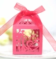 Boîte à bonbons mariage découpée au laser avec silhouettes de mariés et ruban rouge - Rouge Perlé