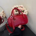 Klassische rote Bowling-Handtasche aus PU-Leder mit Textur und verstellbarem Riemen - Ancorra Rot