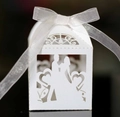 Elegante scatola nuziale bianca tagliata al laser con silhouette di sposi e nastro - Bianco