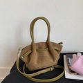 Borsa tote in camoscio marrone con manici verde oliva e tracolla regolabile stile retrò - verde oliva