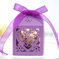Détail de la boîte à bonbons violette découpée au laser avec motif cœur LOVE et ruban - Violet foncé
