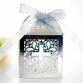 Détail de la boîte à bonbons argentée découpée au laser avec croix, fleurs et ruban blanc - Argent Réfléchissant