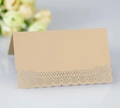 Elegante lasergeschnittene Tischkarte in Kraftbraun für die Hochzeitstischdeko - Beige Gold