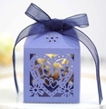 Macro d'une boîte cadeau violette découpée au laser avec motif LOVE et ruban bleu - Bleu Saphir