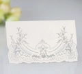 Gros plan sur un marque-place blanc avec dentelle découpée au laser et motifs floraux - Ivoire