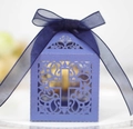 Détail macro d'une boîte à dragées violette découpée au laser avec croix et ruban bleu - Bleu royal