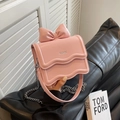 Roze mini crossbody tas met decoratieve strik, golvende flap en zilveren kettingriem - Roze Groot
