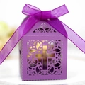 Détail de la boîte à bonbons violette découpée au laser avec motif de croix - Violet foncé