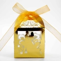 Scatola per confetti nuziali intagliata al laser in oro con silhouette di sposi e nastro - Oro Riflettente