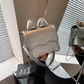 Zilveren mini-crossbodytas met strik, metallic afwerking en stijlvolle golfedge - Zilver Groot