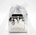 Détail de la boîte à bonbons de mariage argentée avec ruban en satin élégant - Argent Réfléchissant