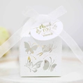 Detail der weiß gelaserten Schmetterlings-Geschenkbox mit Seidenband und Danksagungsschild - White With Tag