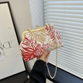 Borsa a conchiglia in broccato rosso e oro con manico di perle e catena in metallo - Rosso