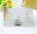 Détail de dentelle découpée au laser sur cartes de table argentées effet miroir pour mariage - Argent Réfléchissant